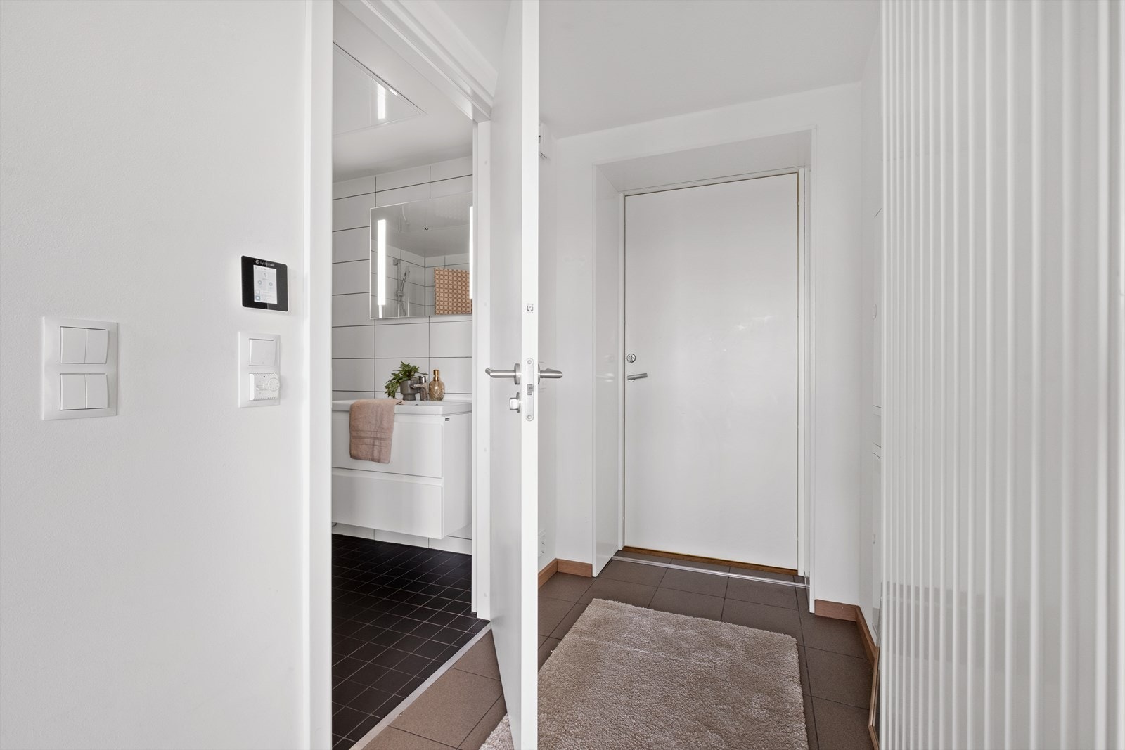 Entréen er på 2,8m² som gir dirkete tilgang til badet Galleribilde