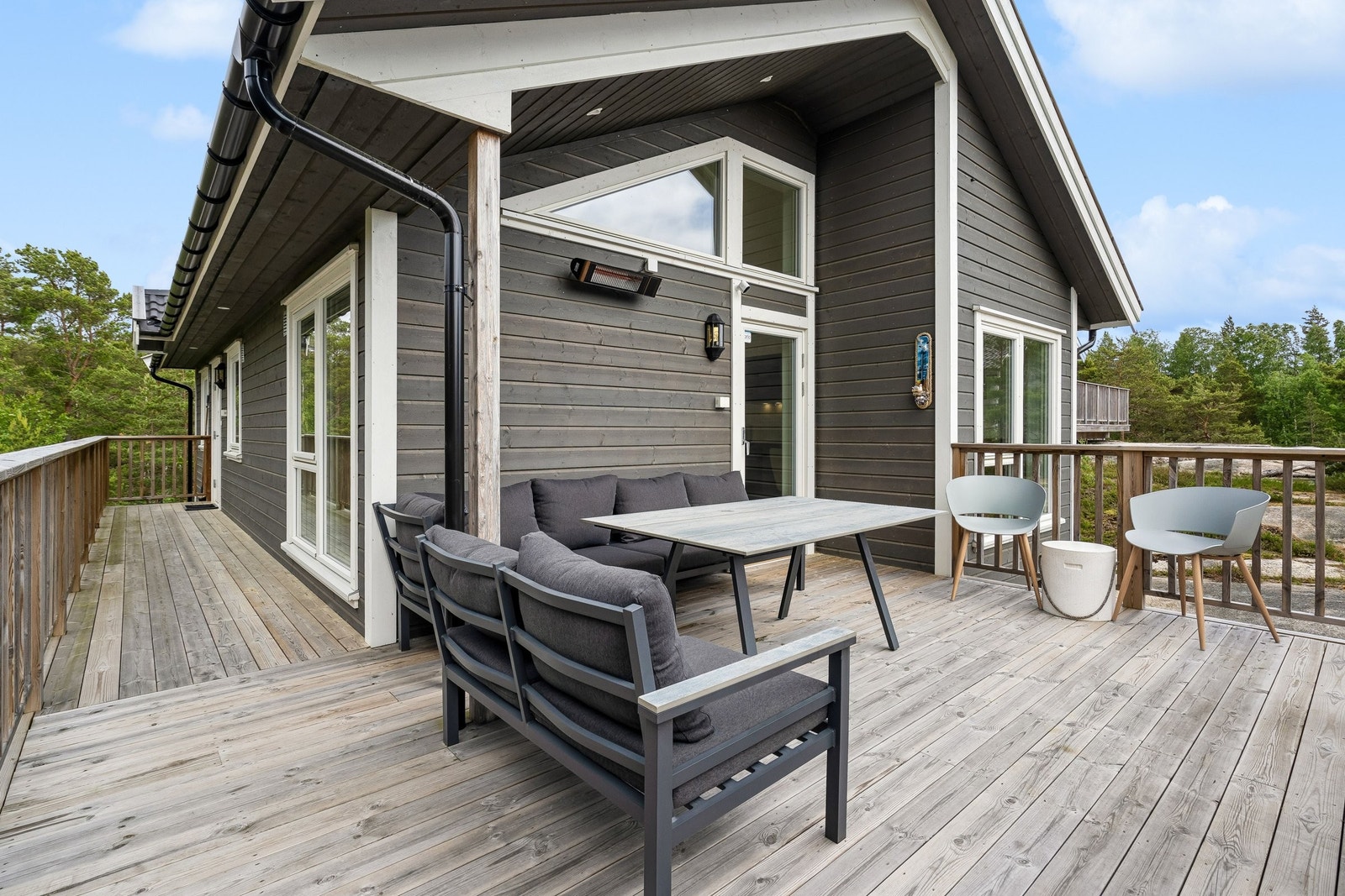 Uteplassen har varmelampe til kjølige sommerdager. Galleribilde
