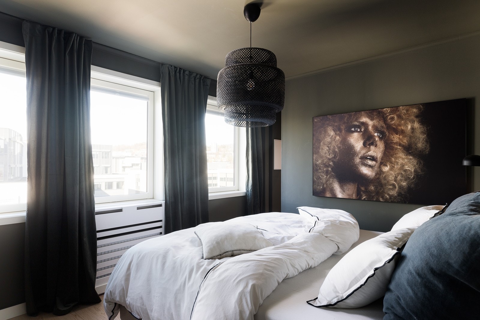 Tre gode soverom. Hovedsoverommet har tilknytning til et praktisk walk-in closet. Galleribilde