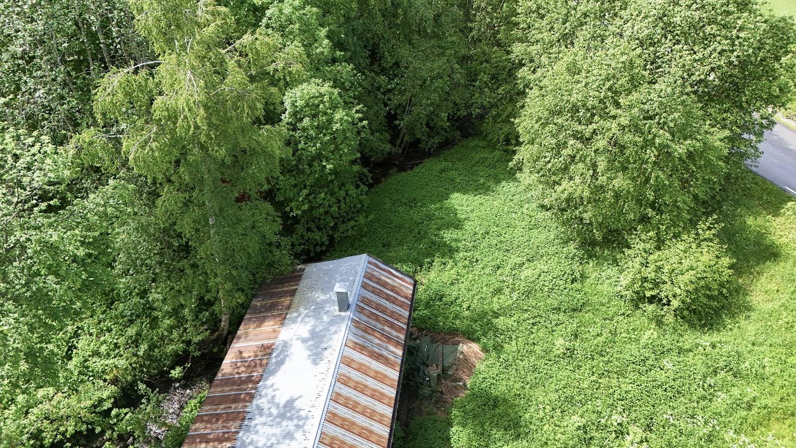 Gode muligheter for opparbeidelse av hage med idyllisk avgrensning mot bekk Galleribilde