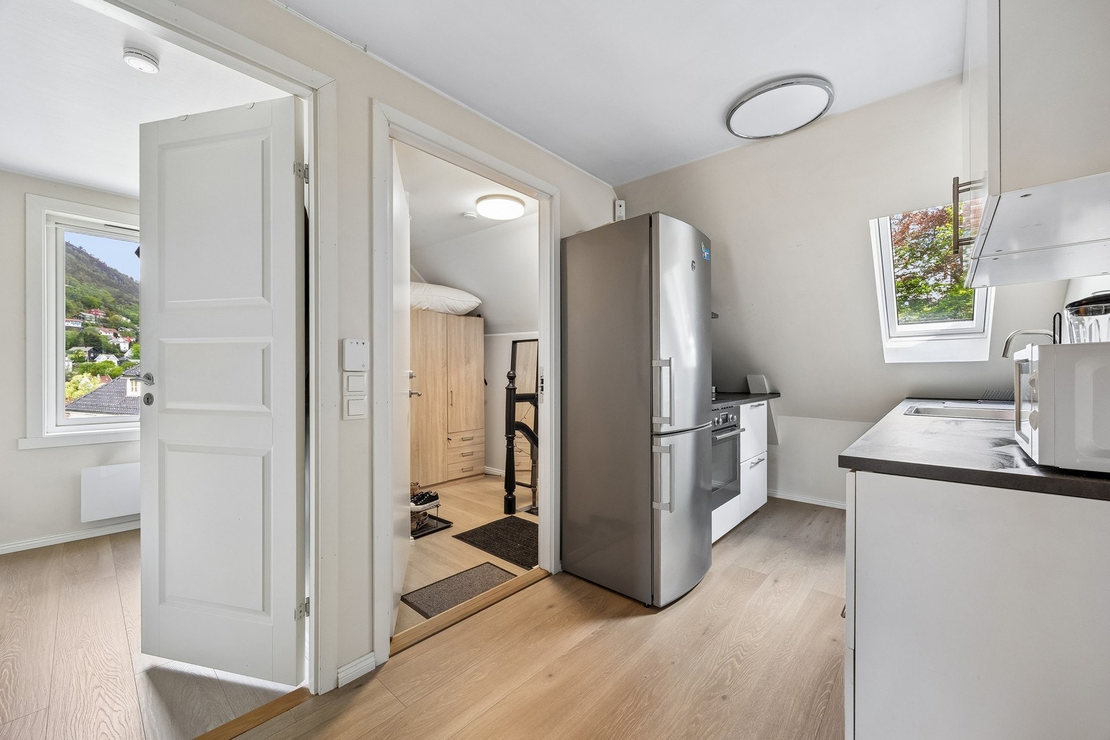 Kjøkkenet er moderne med lyse og fine overflater. Hvitevarer medfølger. Galleribilde