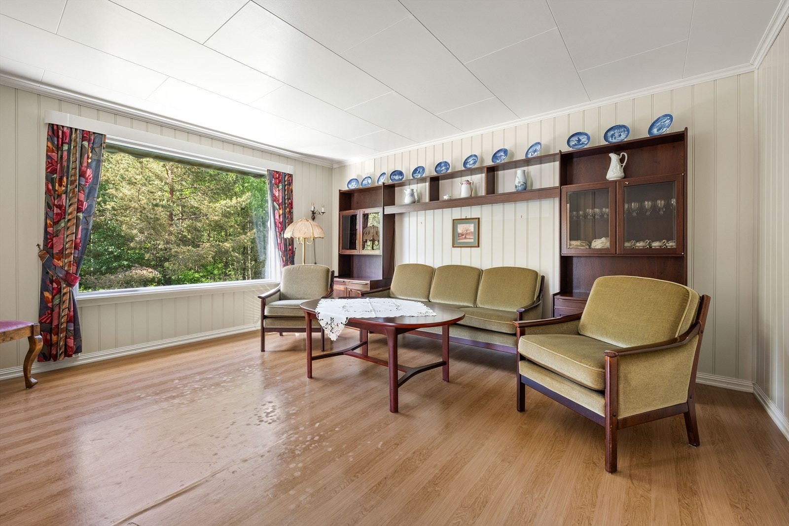 Vinduer med isolerglass og treramme slipper inn dagslys. Galleribilde