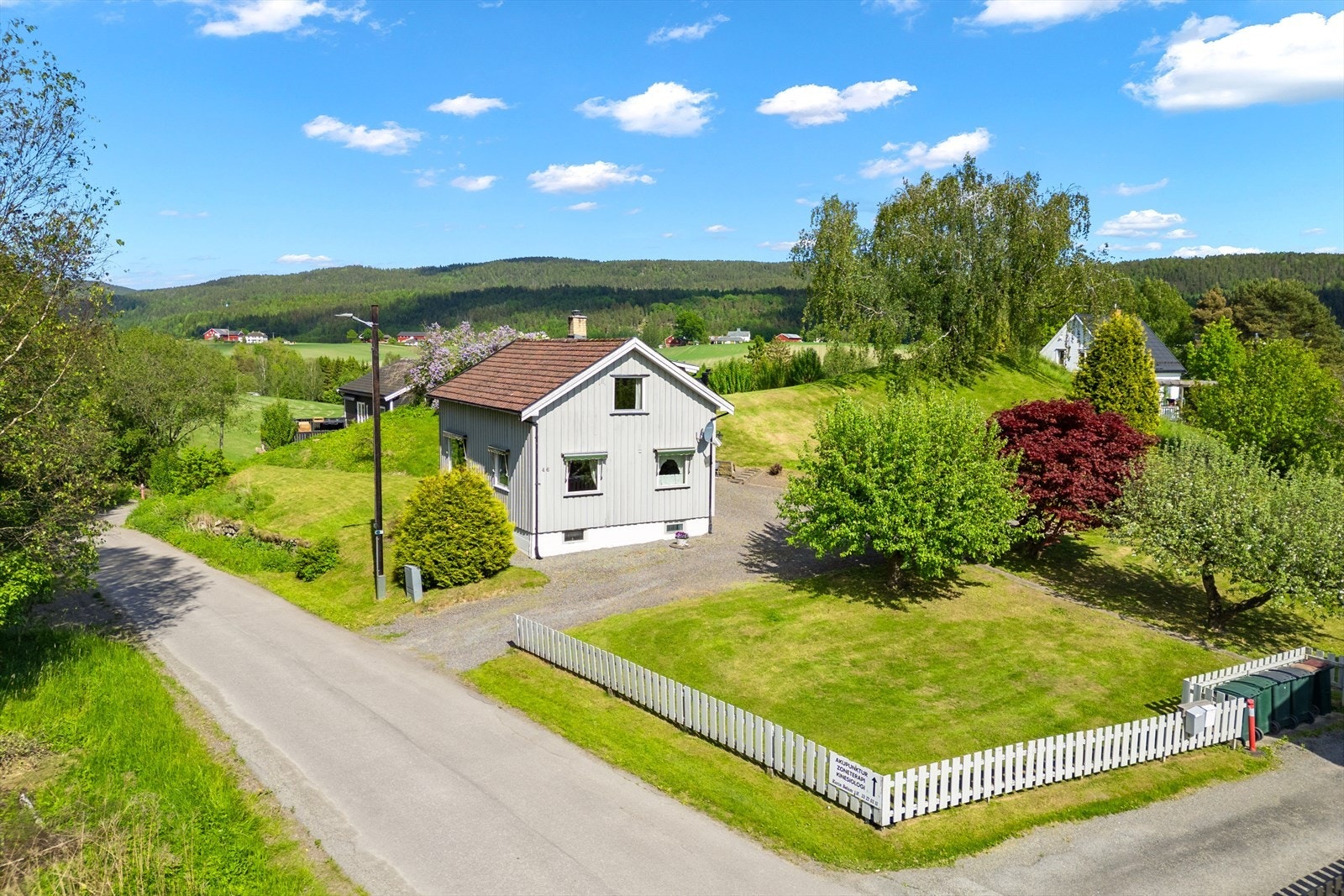 Det er anlagt grus ved innkjøring, og gårdsplass. Parkering på egen grunn og i egen garasje. Galleribilde