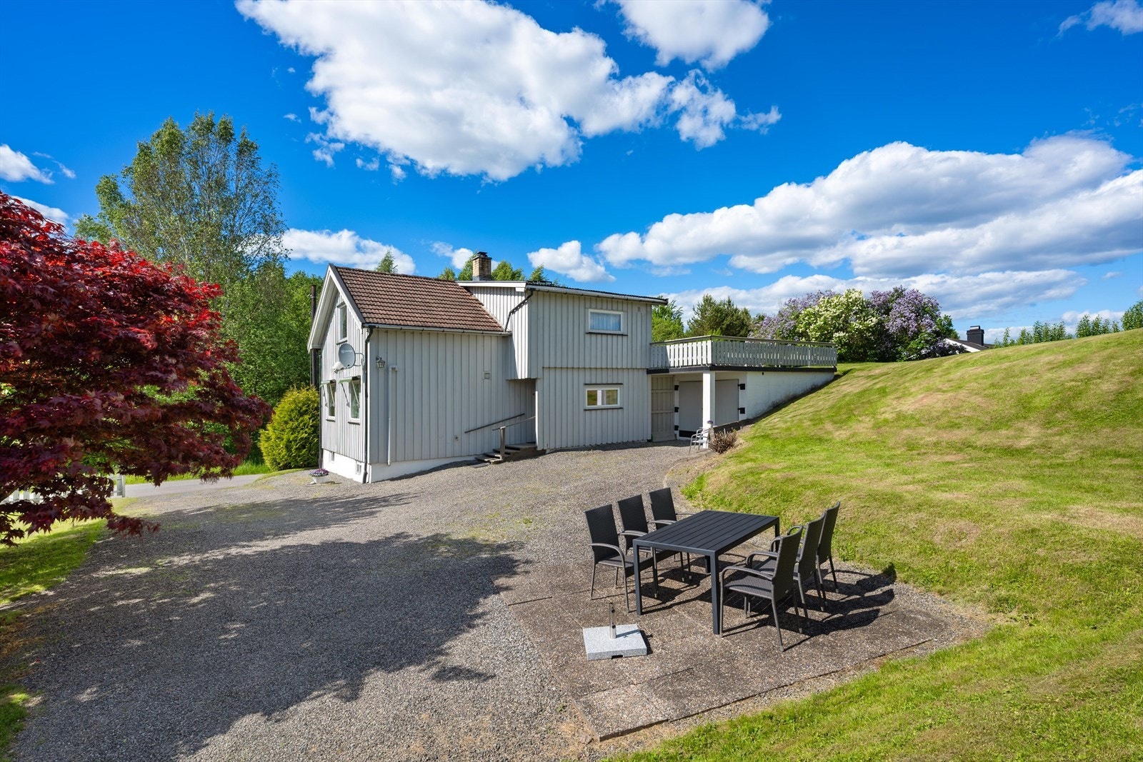 Frittliggende enebolig fra 1886 med tilhørende garasje. Galleribilde