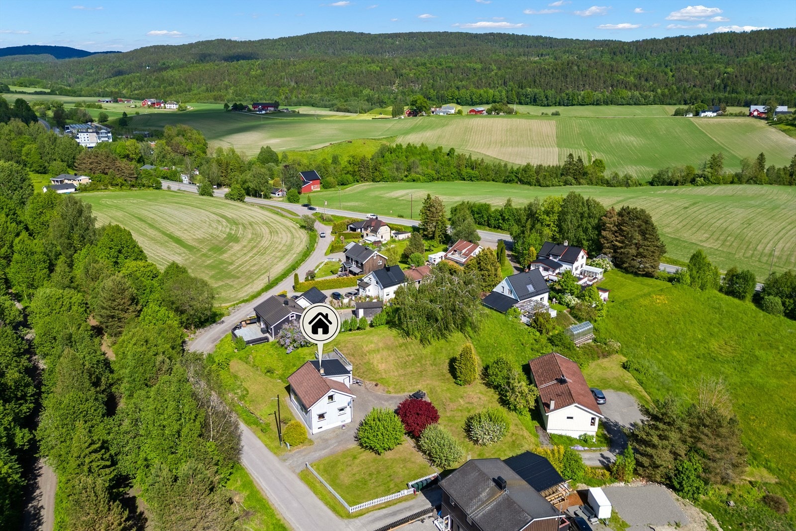 Eiendommen ligger i et område med spredt bebyggelse og landlig preg. Galleribilde