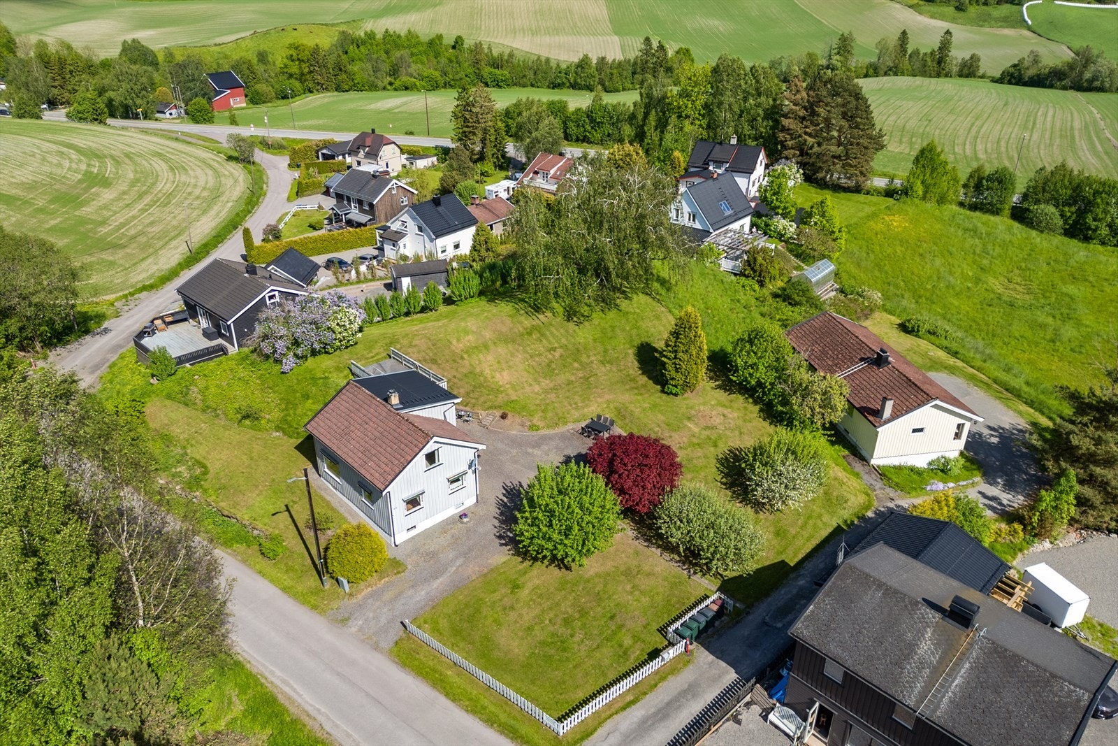 Enebolig fra 1886 på en romslig, opparbeidet tomt i skrånende terreng. Galleribilde