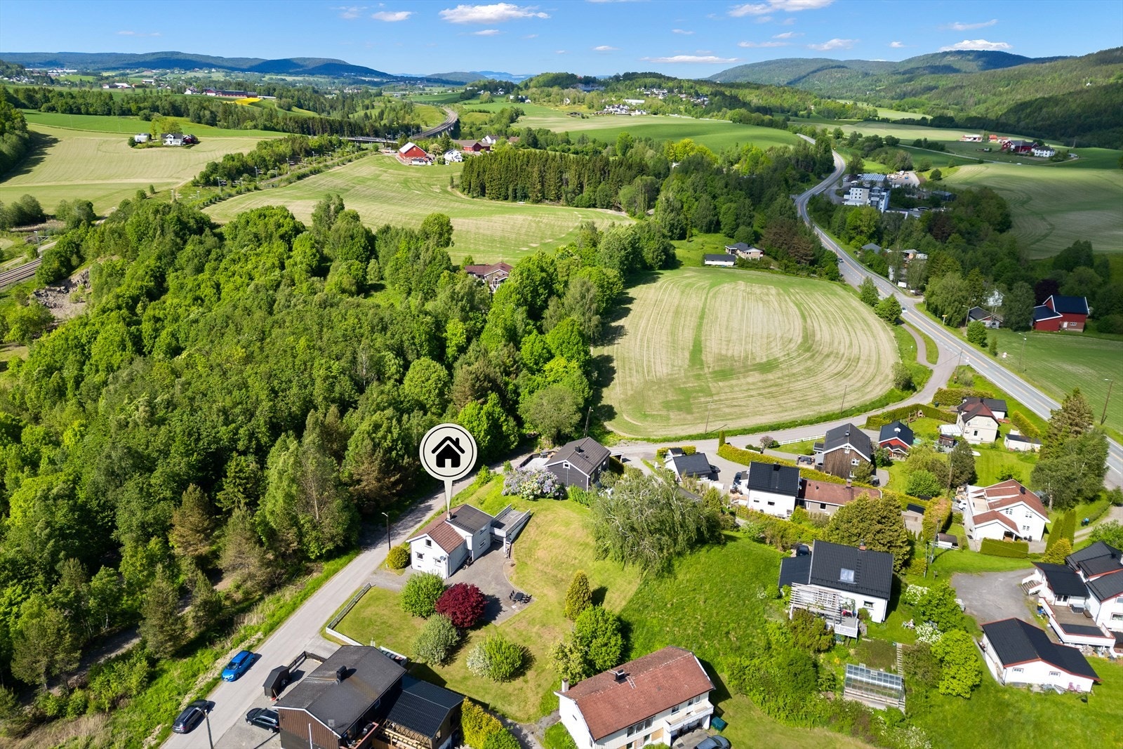 Nærmeste dagligvarebutikk ligger få minutter unna med bil. Galleribilde