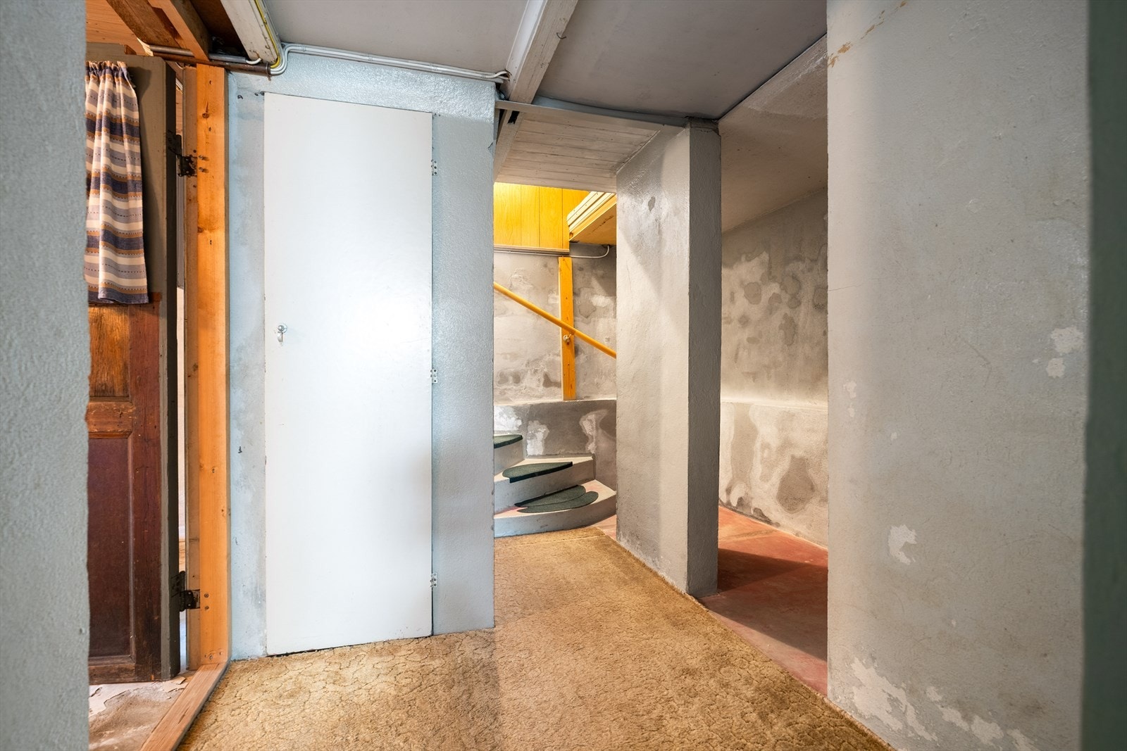 Kjelleren har generelt lav takhøyde på rundt 190 cm, med vegger av betong og mur. Galleribilde