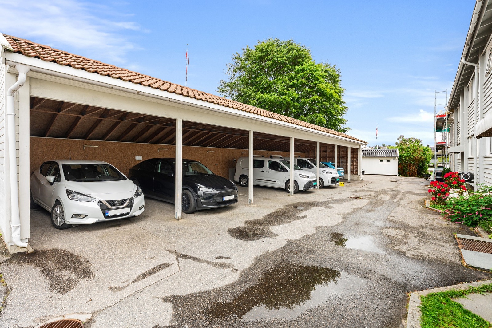Carport helt til venstre med bod i bakkant Galleribilde