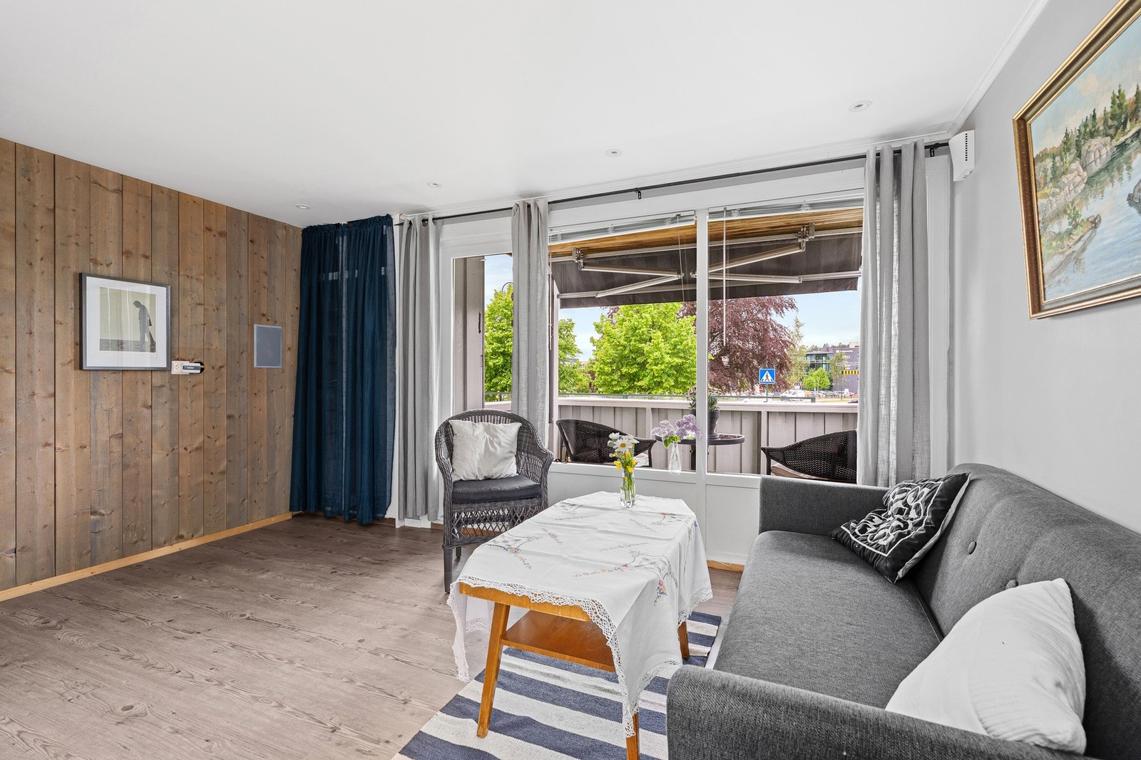 utgang til verandaen fra stuen Galleribilde