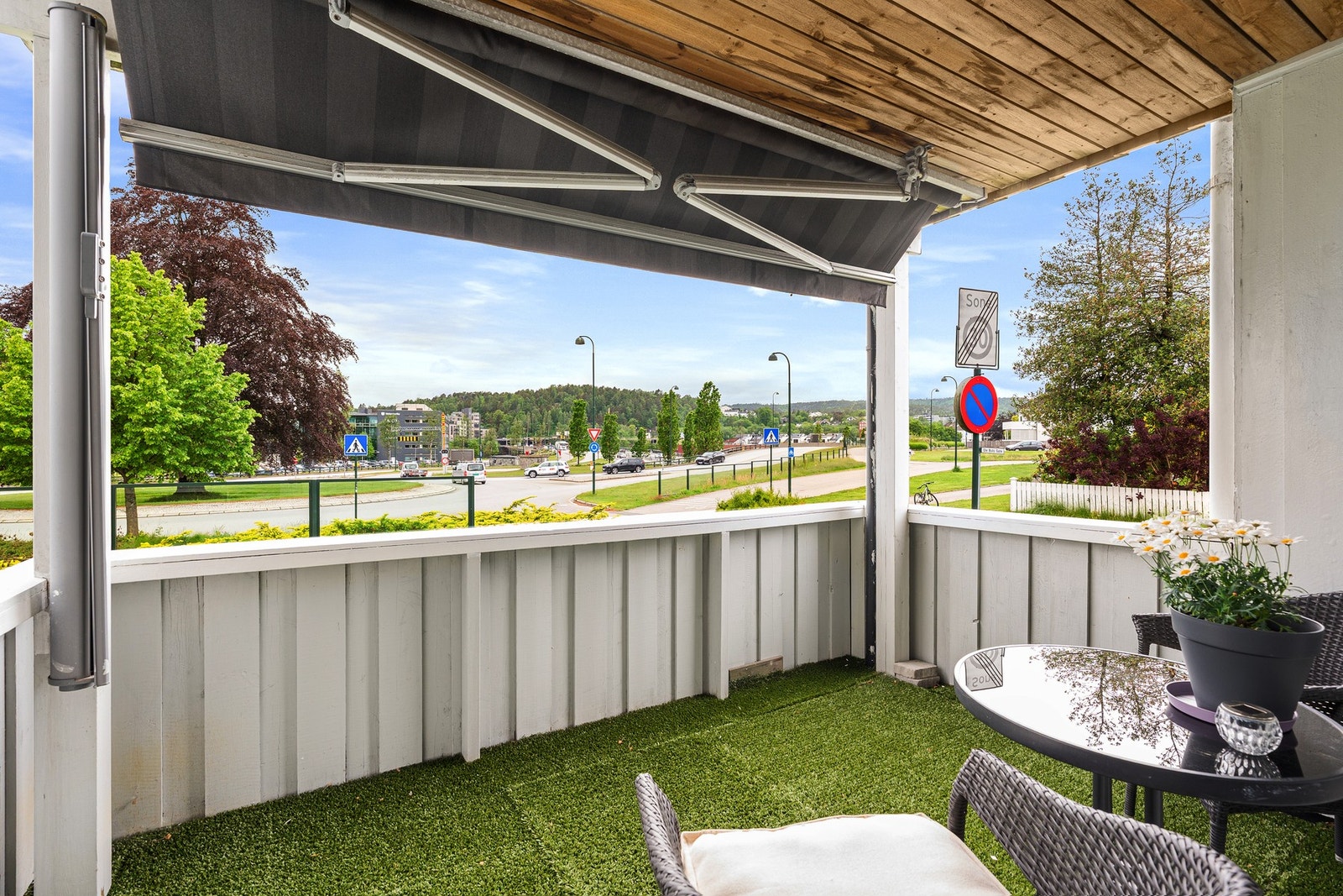 Verandaen er overbygd og gir en lun følelse, det er også godt med den store terrassemarkisen for de varme sommerdagene Galleribilde