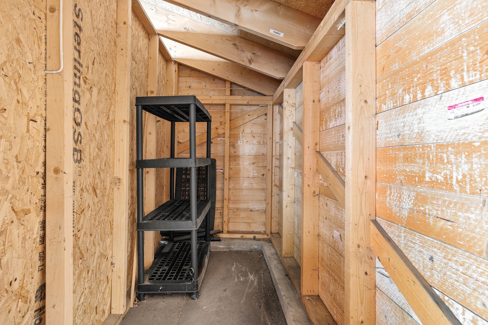 Boder bak carporten Galleribilde
