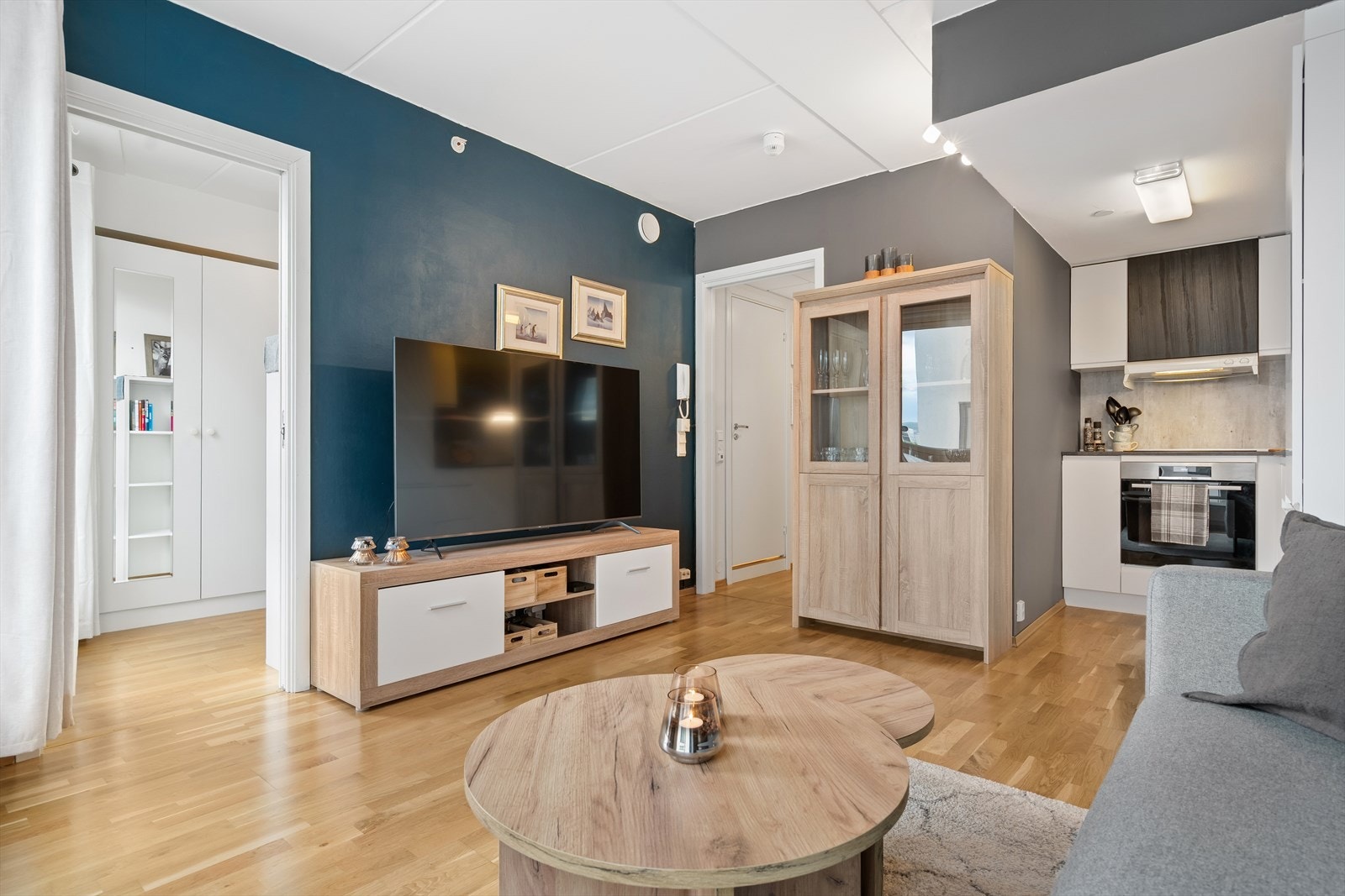 Stuen er enkel å møblere med strategisk plass til sofa og tv-bord. Galleribilde