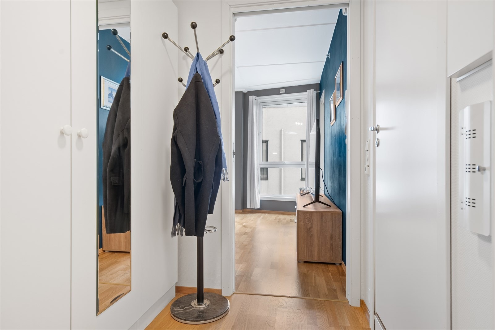 Hyggelig entrè med garderobeskap og plass til å sette fra seg sko og henge yttertøy. Galleribilde