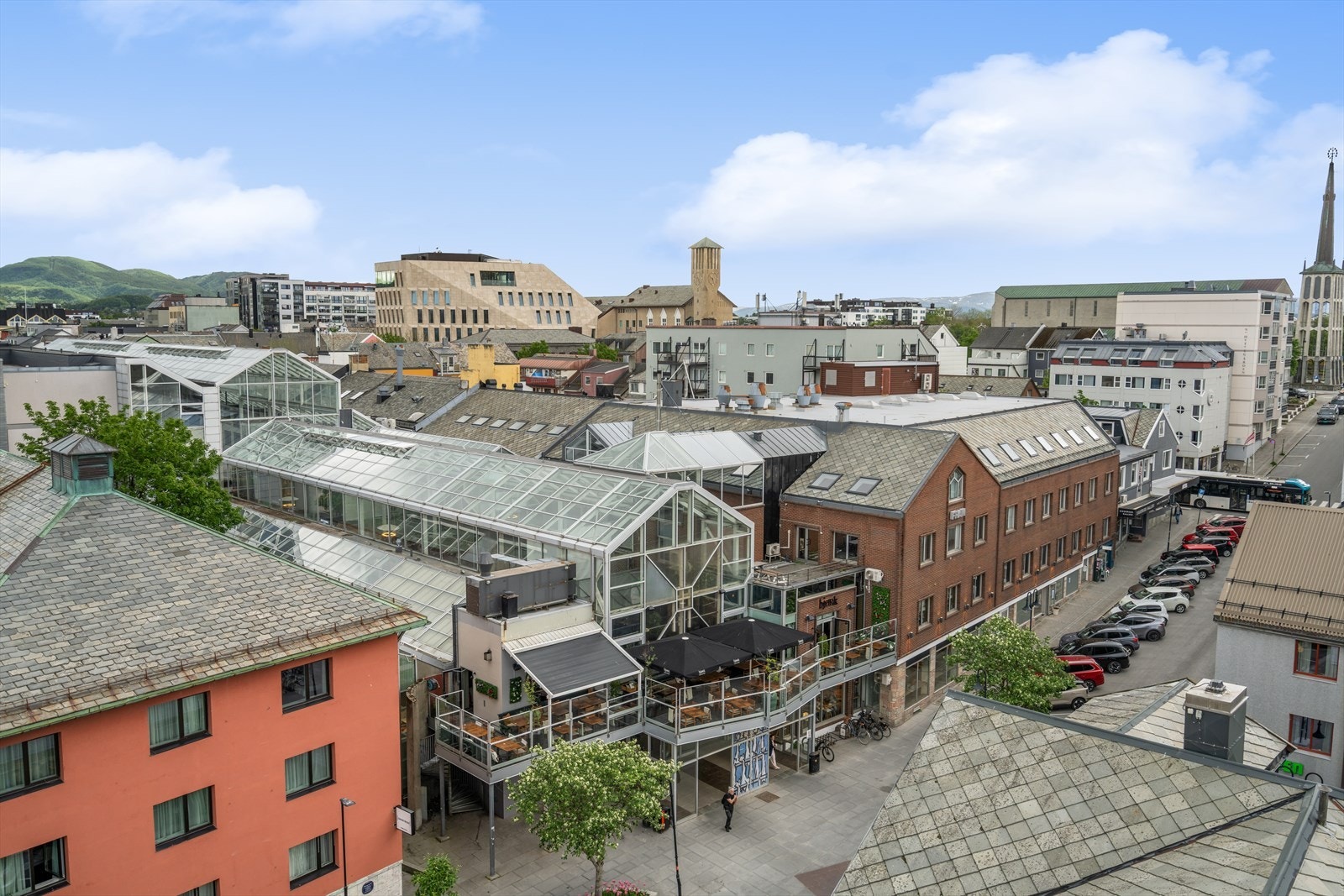 Usikt fra felles takterrasse over innseilingen, Hjertøya og Landegode. Galleribilde