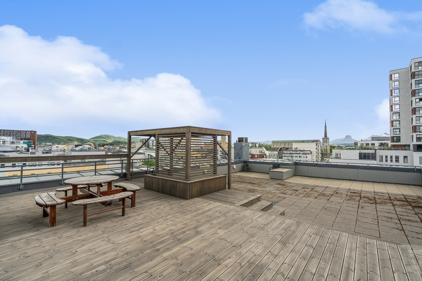 Borettslaget har en stor felles takterrasse med sol store deler av dagen. Galleribilde