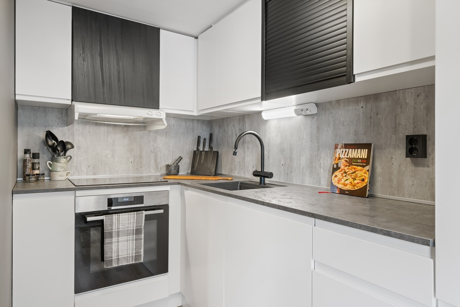 Her finner du laminert benkeplate, kitchenboard på vegg og takhøye overskap. Galleribilde