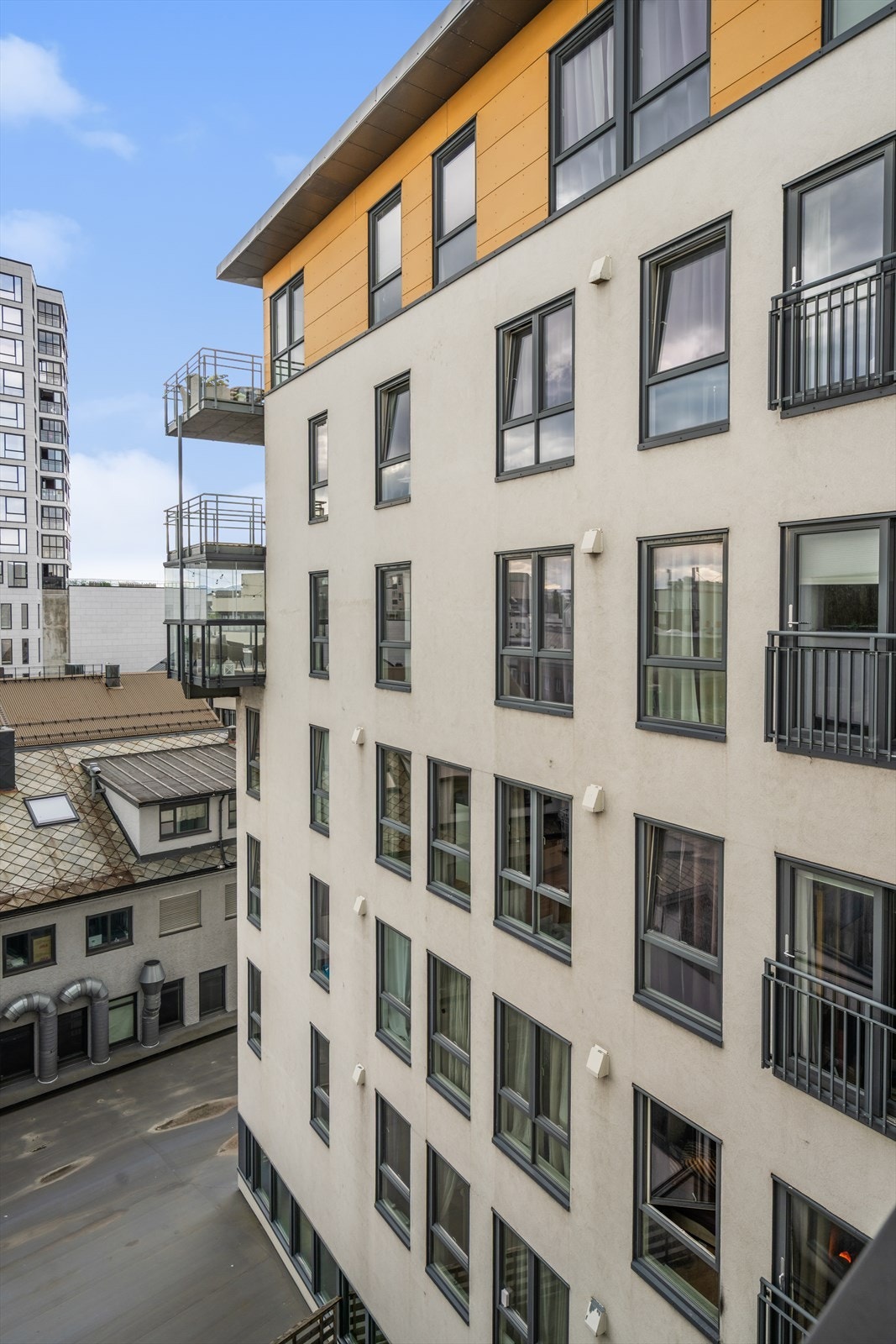 Nevnte leilighet har en fin beliggenhet i 5. etasje - Her bor du med bl.a. kafé, dagligvarebutikk og treningssenter i et og samme bygg. Galleribilde