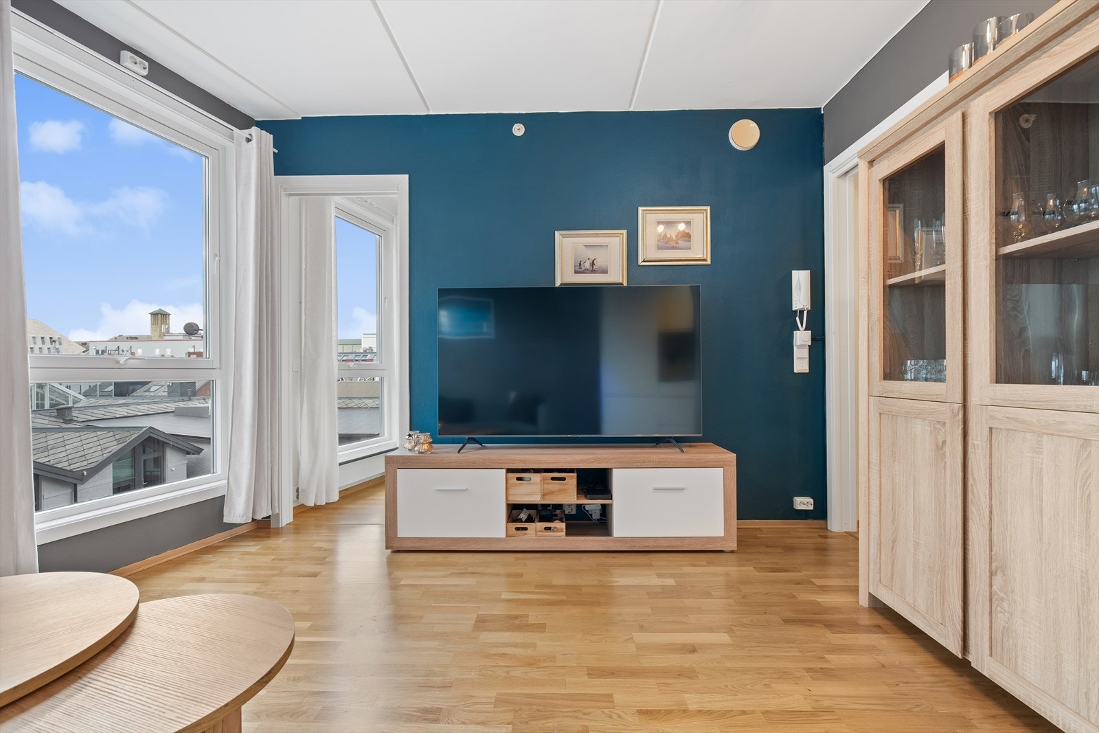 Leiligheten er utført med 3-stavs parkettgulv og vegger malt i blå og gråtoner. Galleribilde