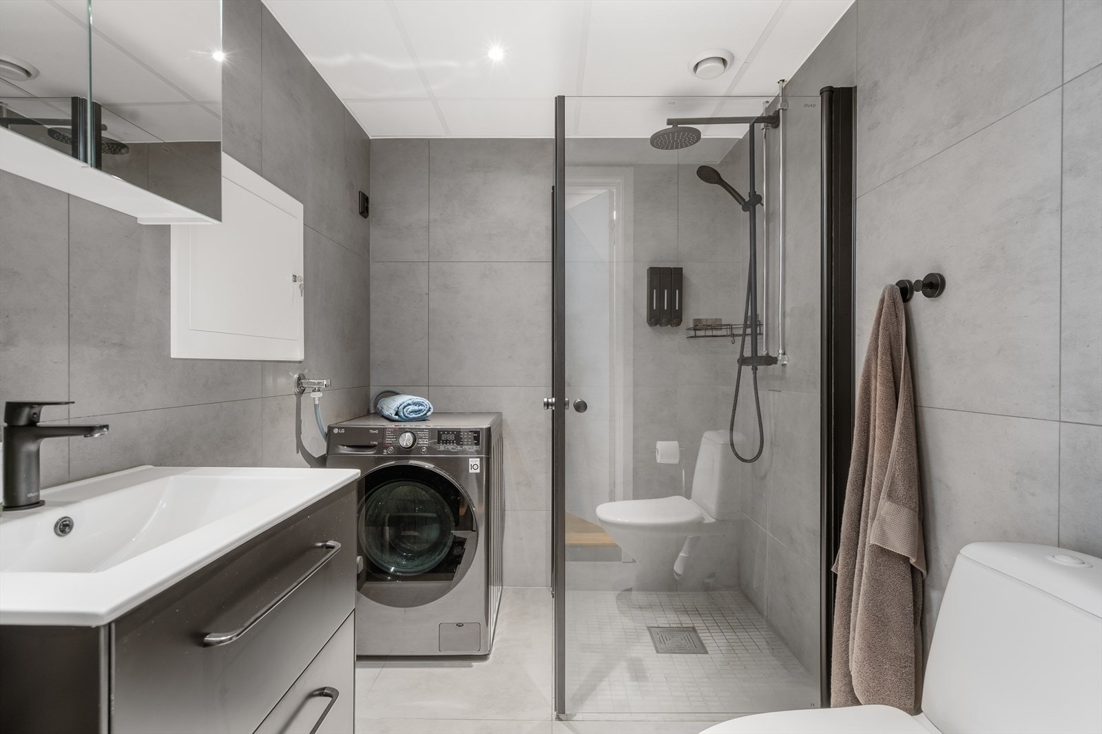Pent bad modernisert i 2021. Badet er flislagt og har varmekabler i gulvet. Galleribilde