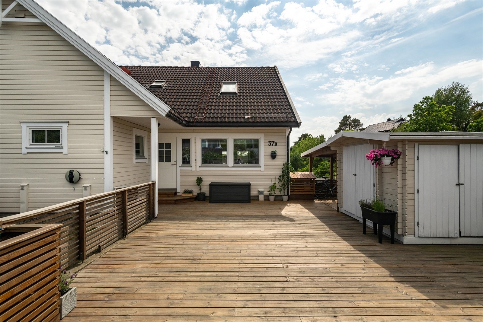 Stor solrik terrasse i front Galleribilde