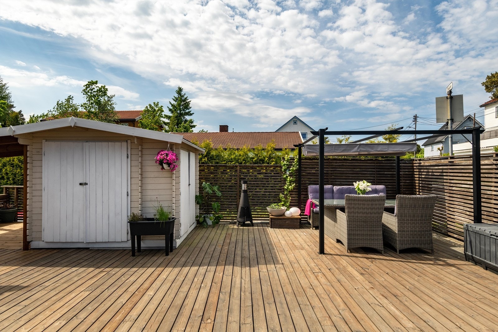 Terrasseområdet er oppgradert med impregnerte materialer og pergola. Galleribilde