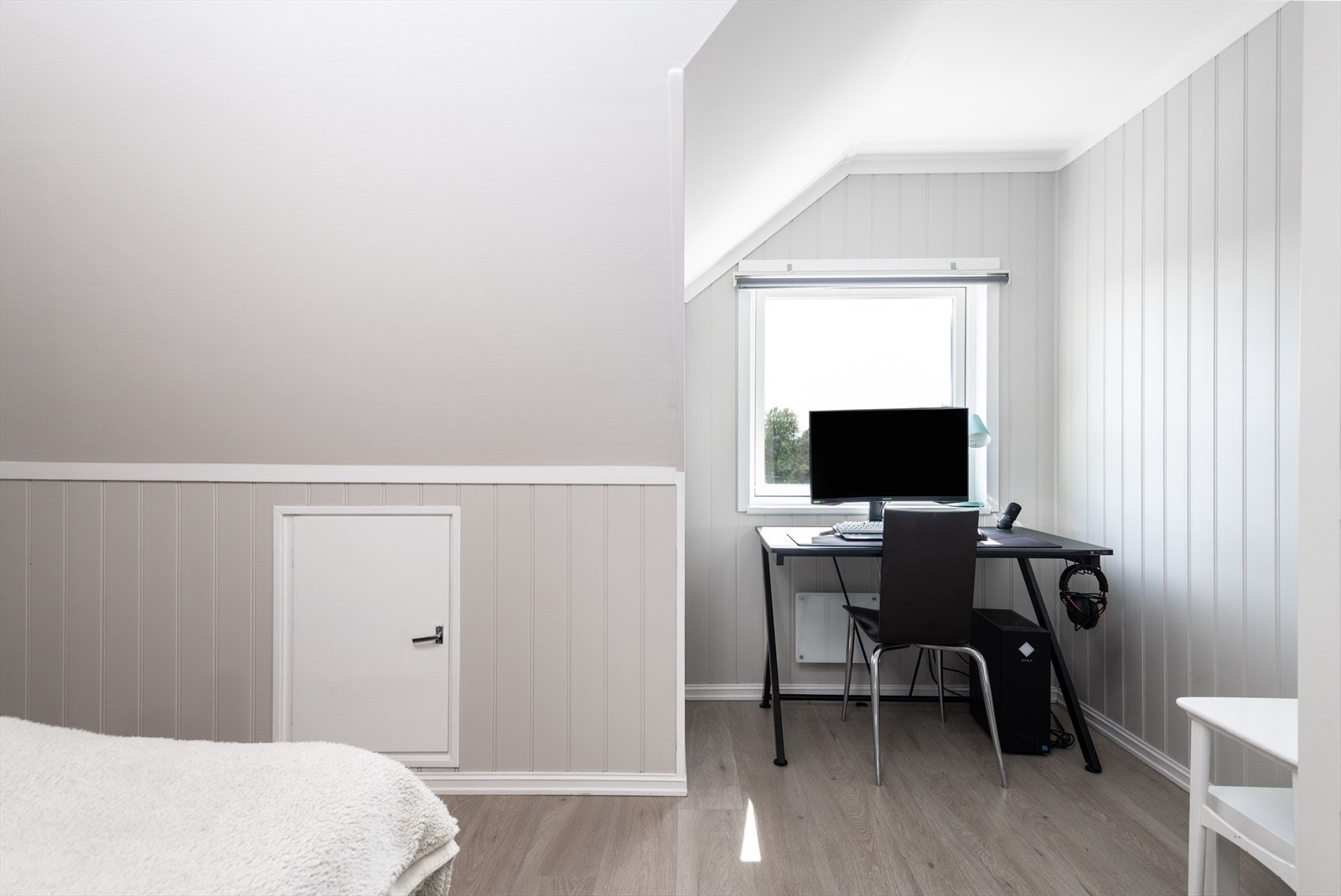 Plass til arbeidsområde med skrivebord på soverommet. Galleribilde