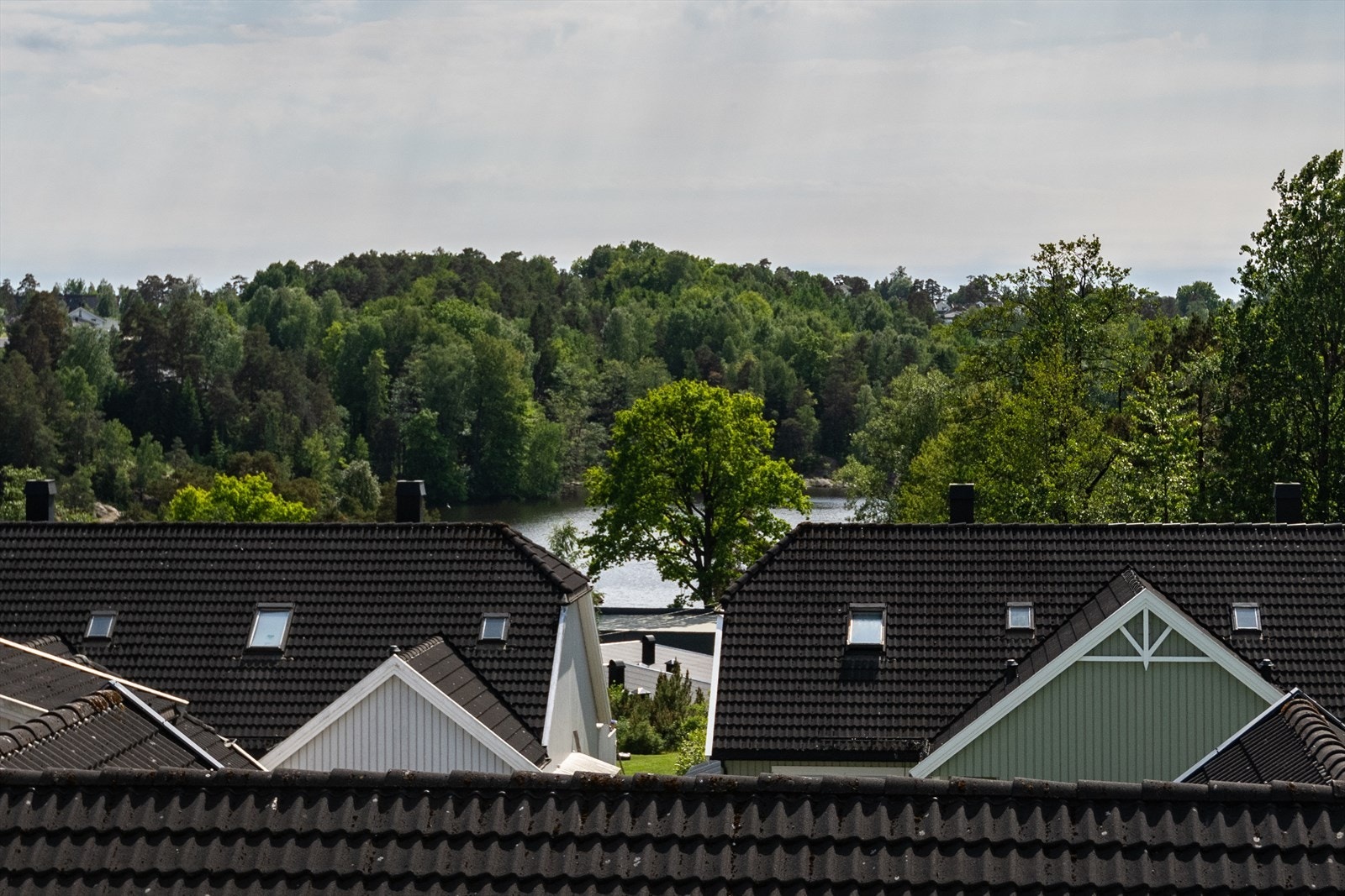Boligen har en stor terrasse i front med impregnerte materialer, ideell for utendørs opphold. Galleribilde