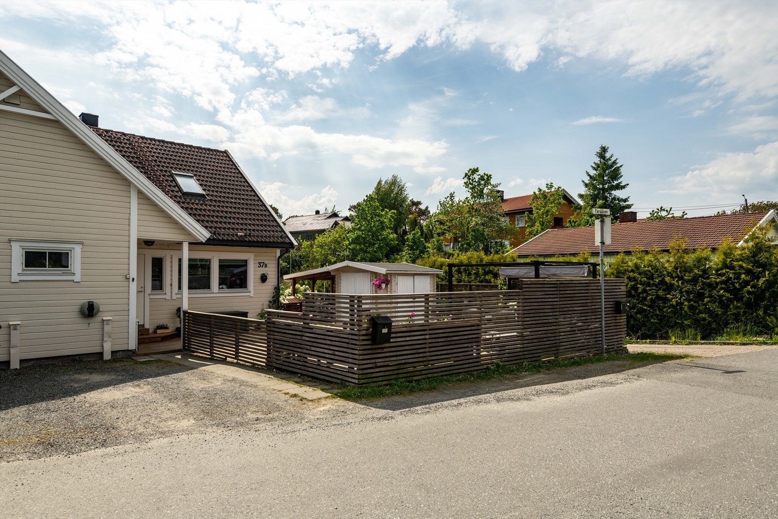 Tomten er opparbeidet med stor platting, gjerde, og har adkomst fra offentlig vei. Galleribilde