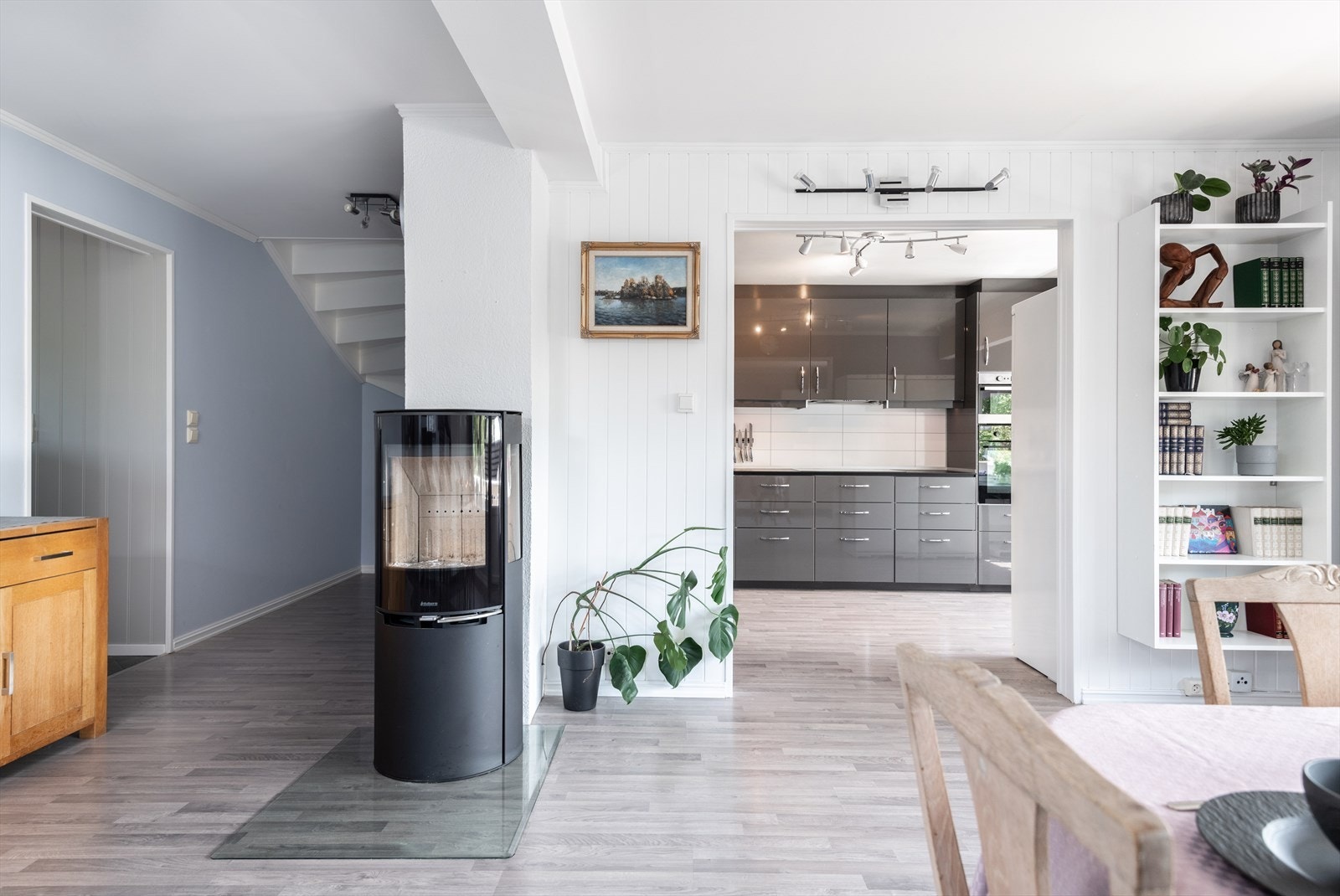 Kjøkkenet har ventilator med avtrekk ut og integrerte hvitevarer for praktisk bruk. Galleribilde