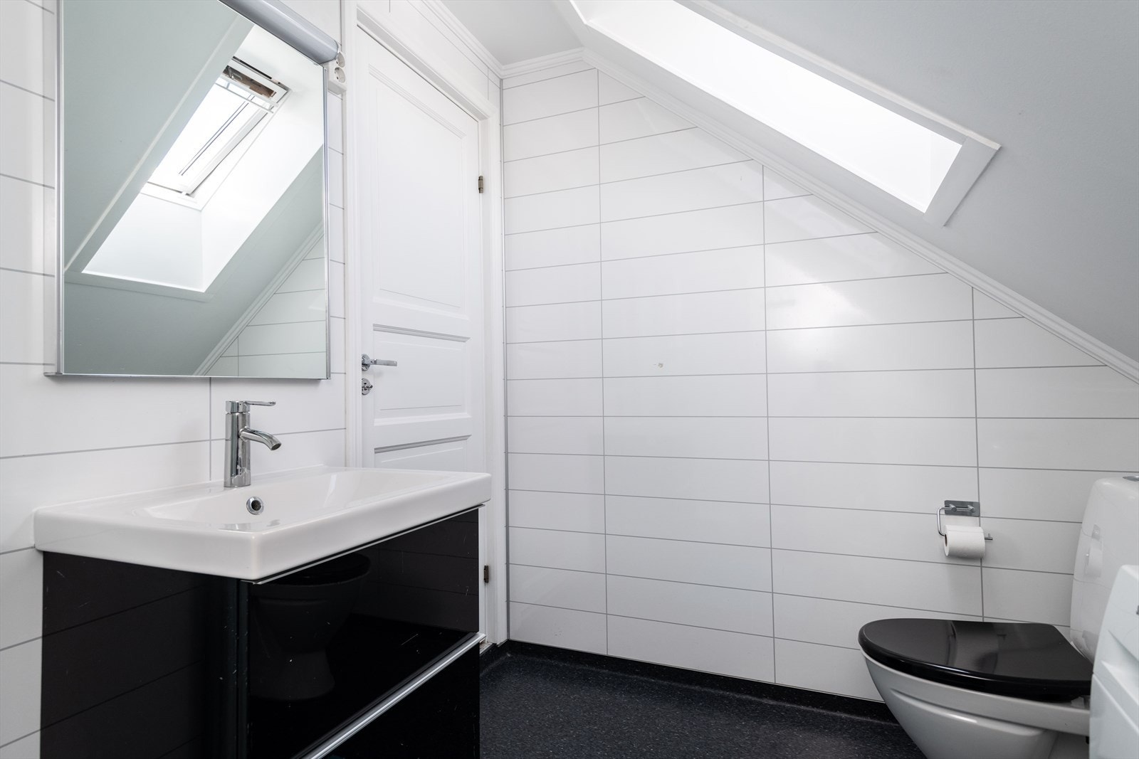 Vegger med baderomsplater og malt tak gir en solid og oppgradert overflate på badet. Galleribilde