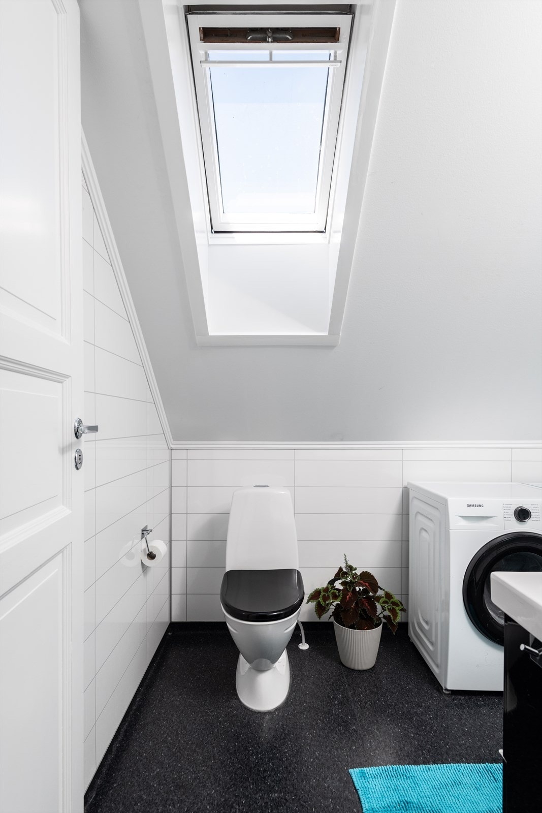 Velux-vindu gir naturlig lysinnslipp og bidrar til et lyst og trivelig rom. Galleribilde