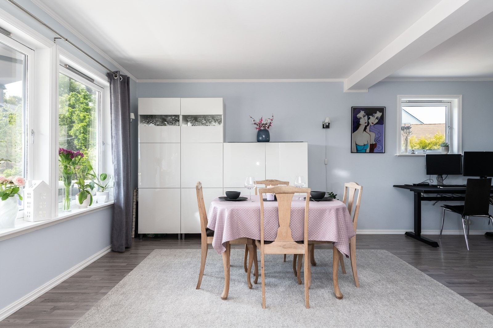 Plass til spisebord i stueområdet gir en praktisk spiseplass. Galleribilde