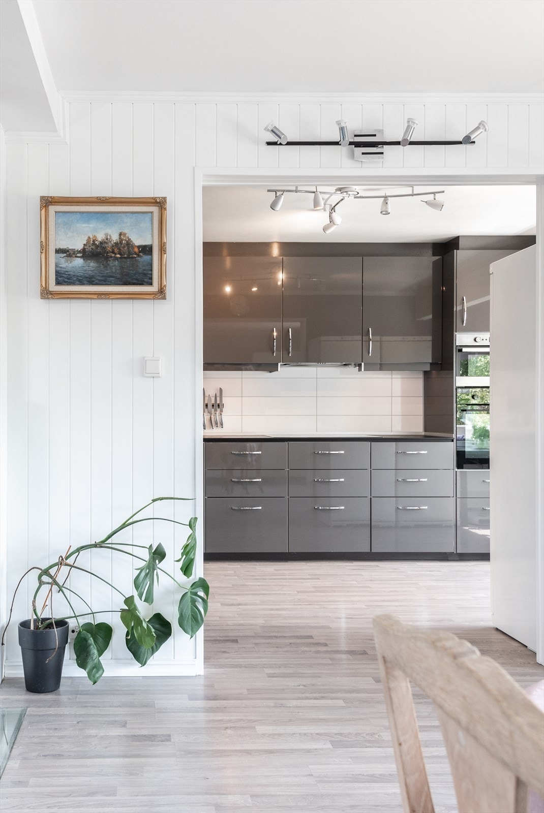 Kitchenboard mellom over- og underskap gir et funksjonelt arbeidsområde. Galleribilde