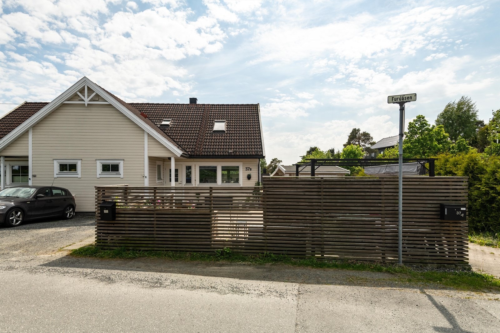 Bebyggelsen består av en korsdelt firemannsbolig med to leiligheter i hver etasje. Galleribilde