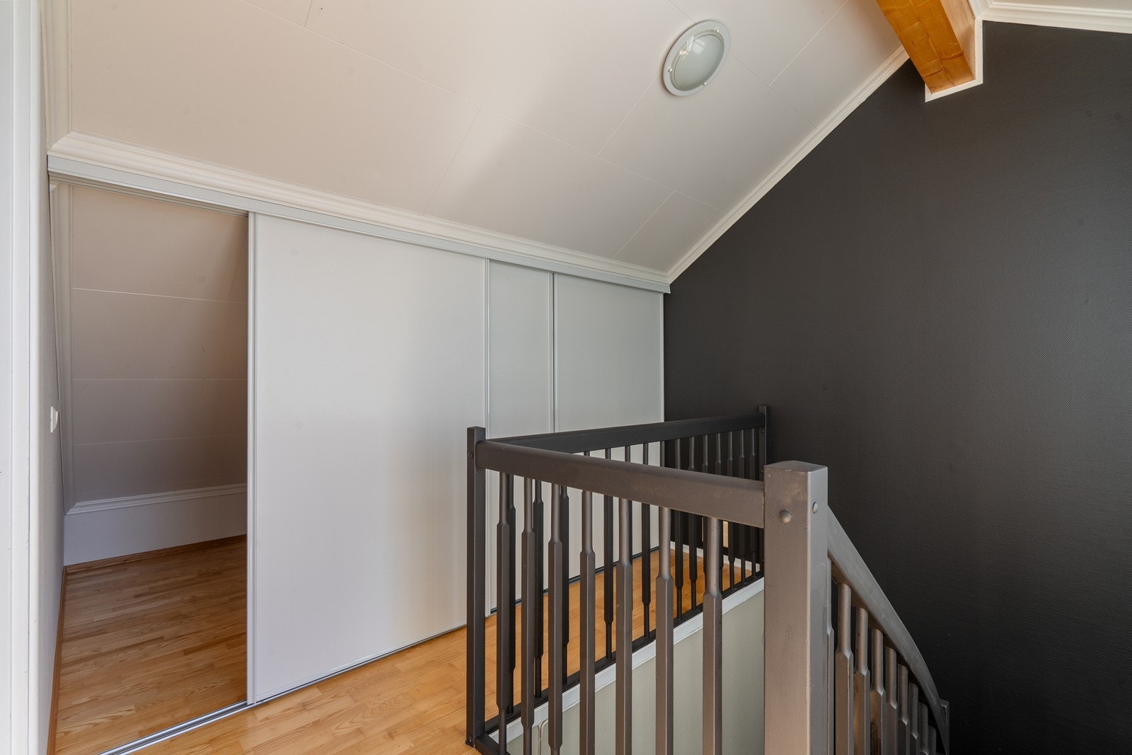 Det er montert skyvedørsgarderobe i gang som byr på gode oppbevaringsmuligheter! Galleribilde