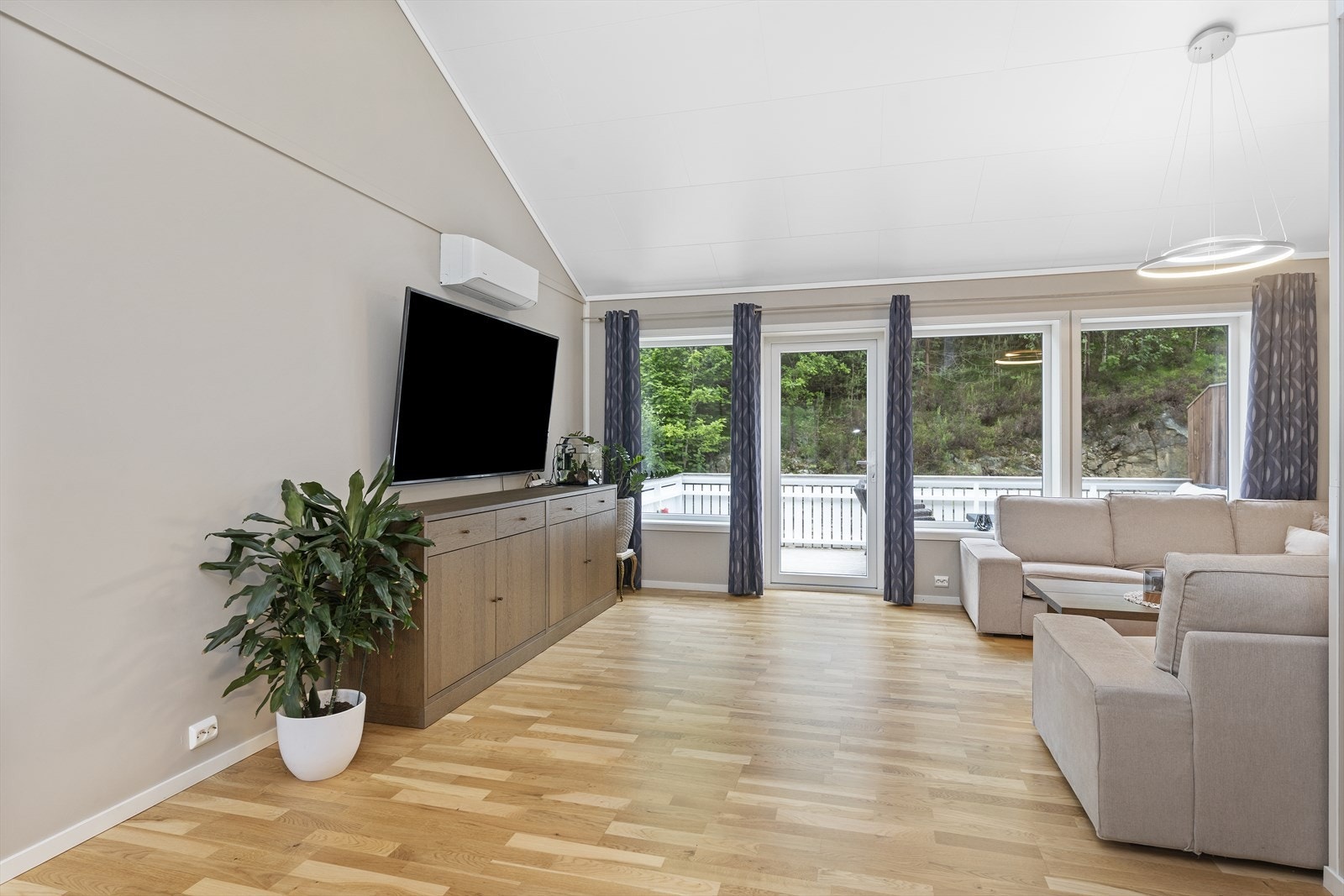 og direkte utgang til veranda Galleribilde