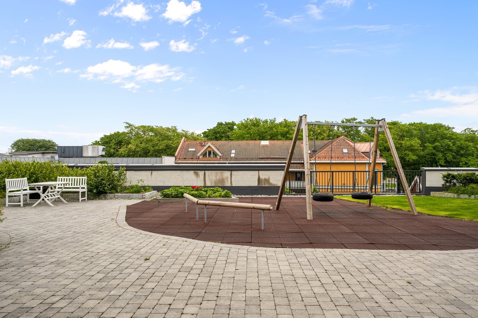 I tillegg til lekeplassen har sameiet en felles takterrasse til glede for beboerne. Galleribilde