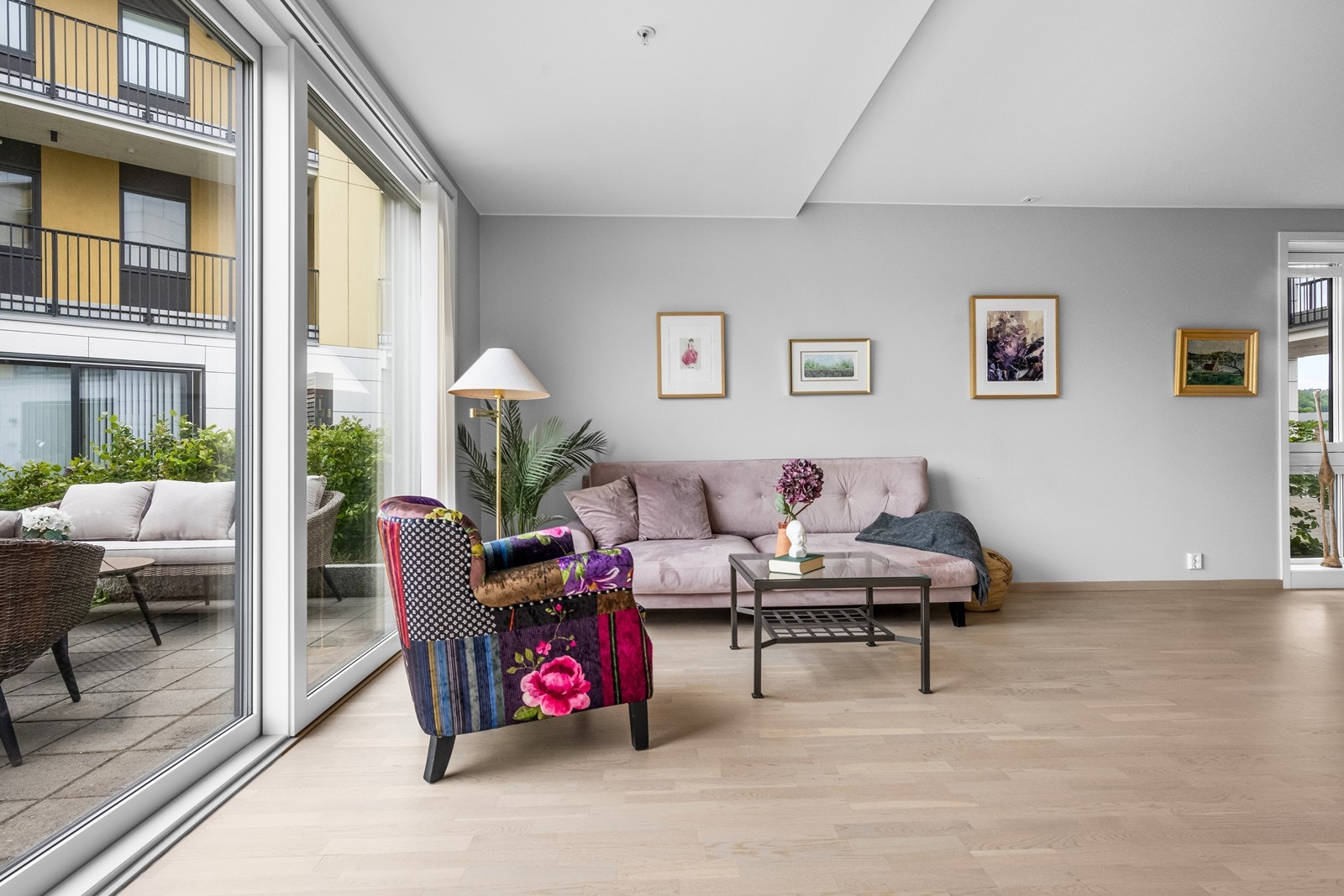 Store vinduer med 3-lags glass slipper inn rikelig med dagslys. Galleribilde