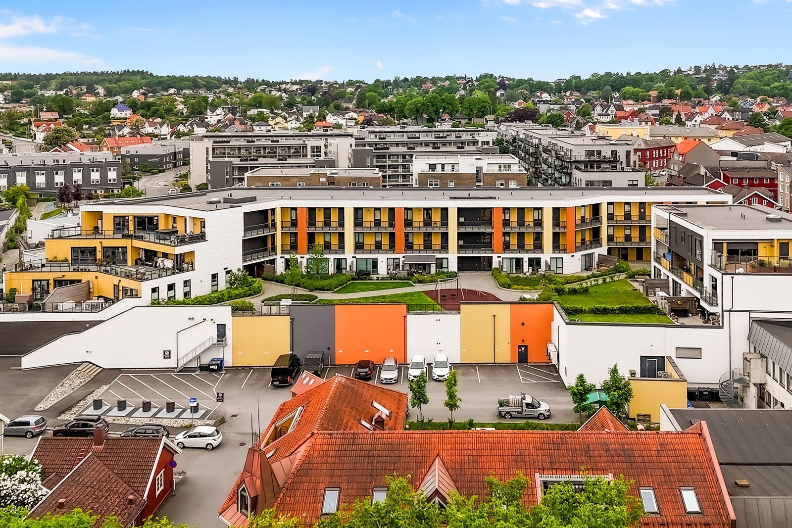 Leiligheten disponerer parkeringsplass i felles garasjeanlegg og en ekstern sportsbod på 5 m². Galleribilde