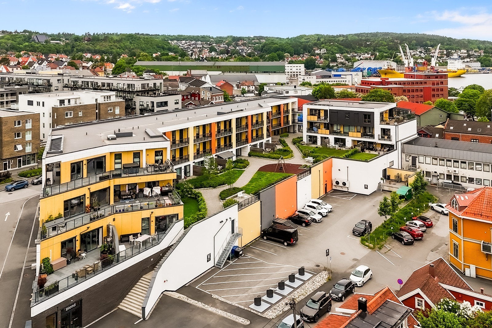 Eiendommen ligger sentralt på Jeløya, med nærhet til Moss sentrum, butikker og servicefunksjoner. Galleribilde