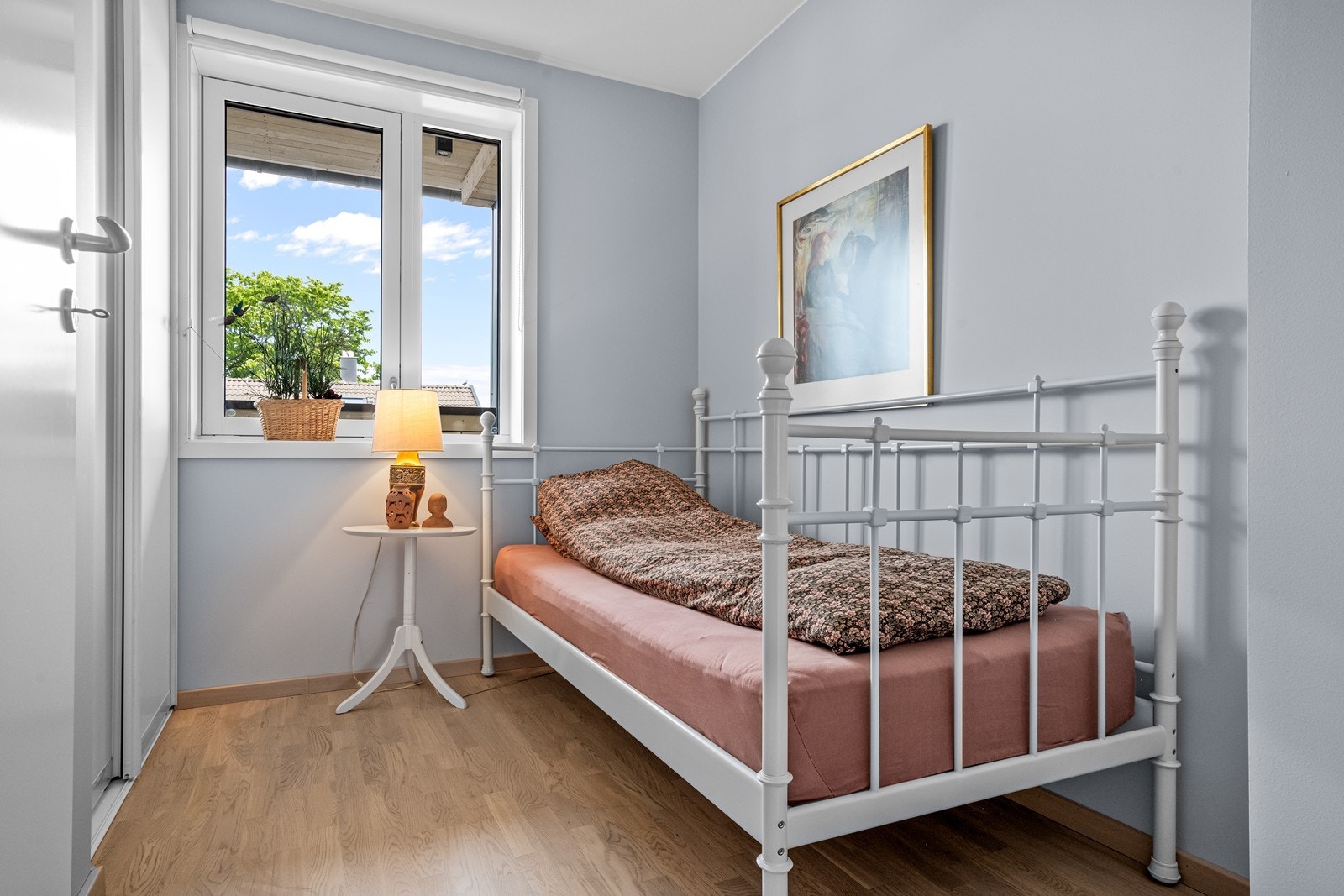 Leiligheten inneholder tre soverom, alle med parkett på gulv og vannbåren varme. Galleribilde