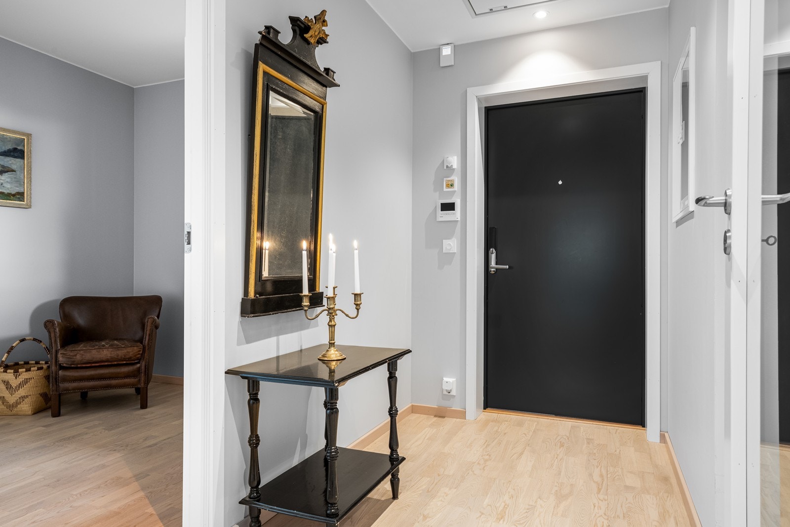 Velkommen inn! Entréen har en solid brann- og lyddør som demper støy. Galleribilde