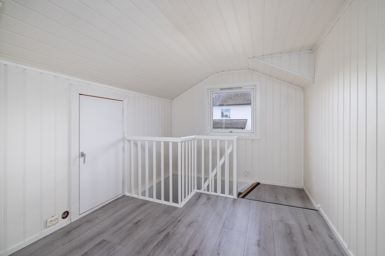 En malt tretrapp leder opp til loftsetasjen. Galleribilde