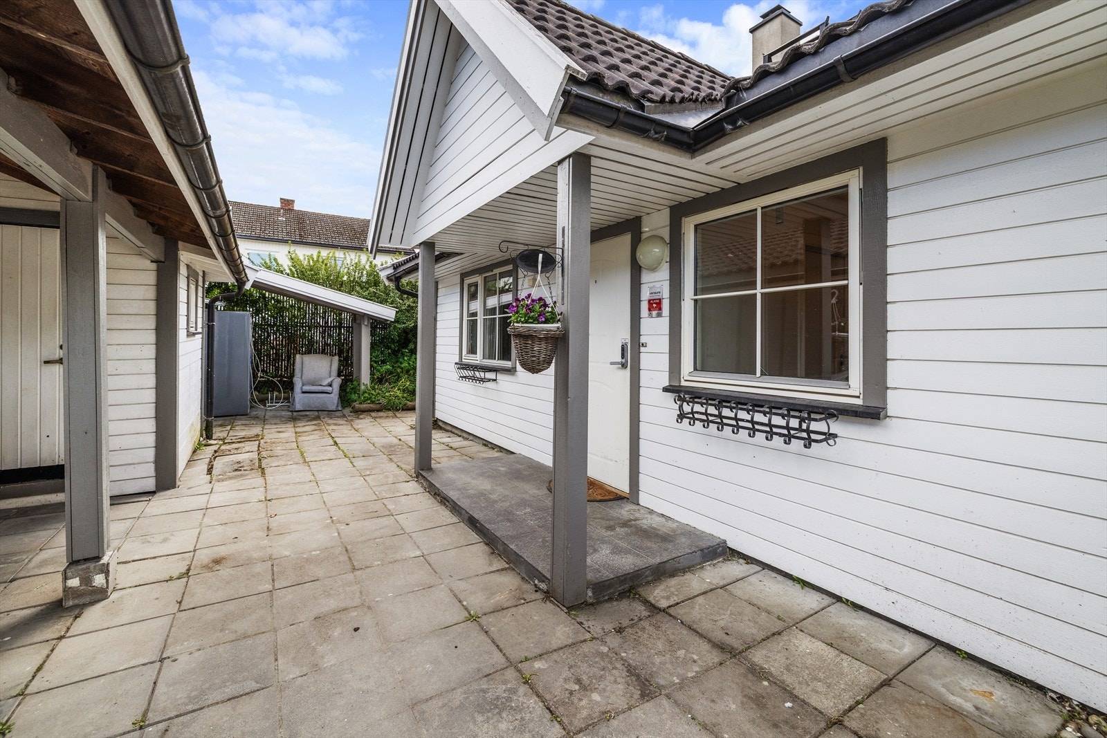 Kort vei fra carporten til inngangspartiet. Galleribilde