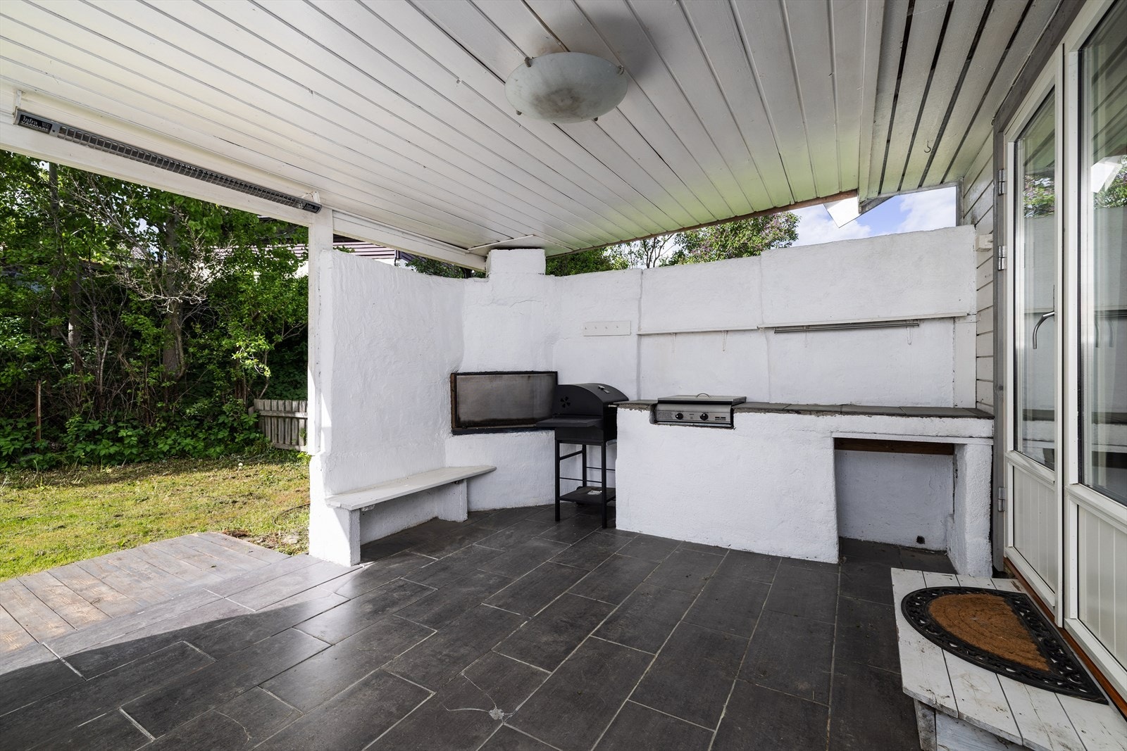 Den overbygde sommerstuen på ca. 15 m² har flislagt dekke og plass til utekjøkken. Galleribilde