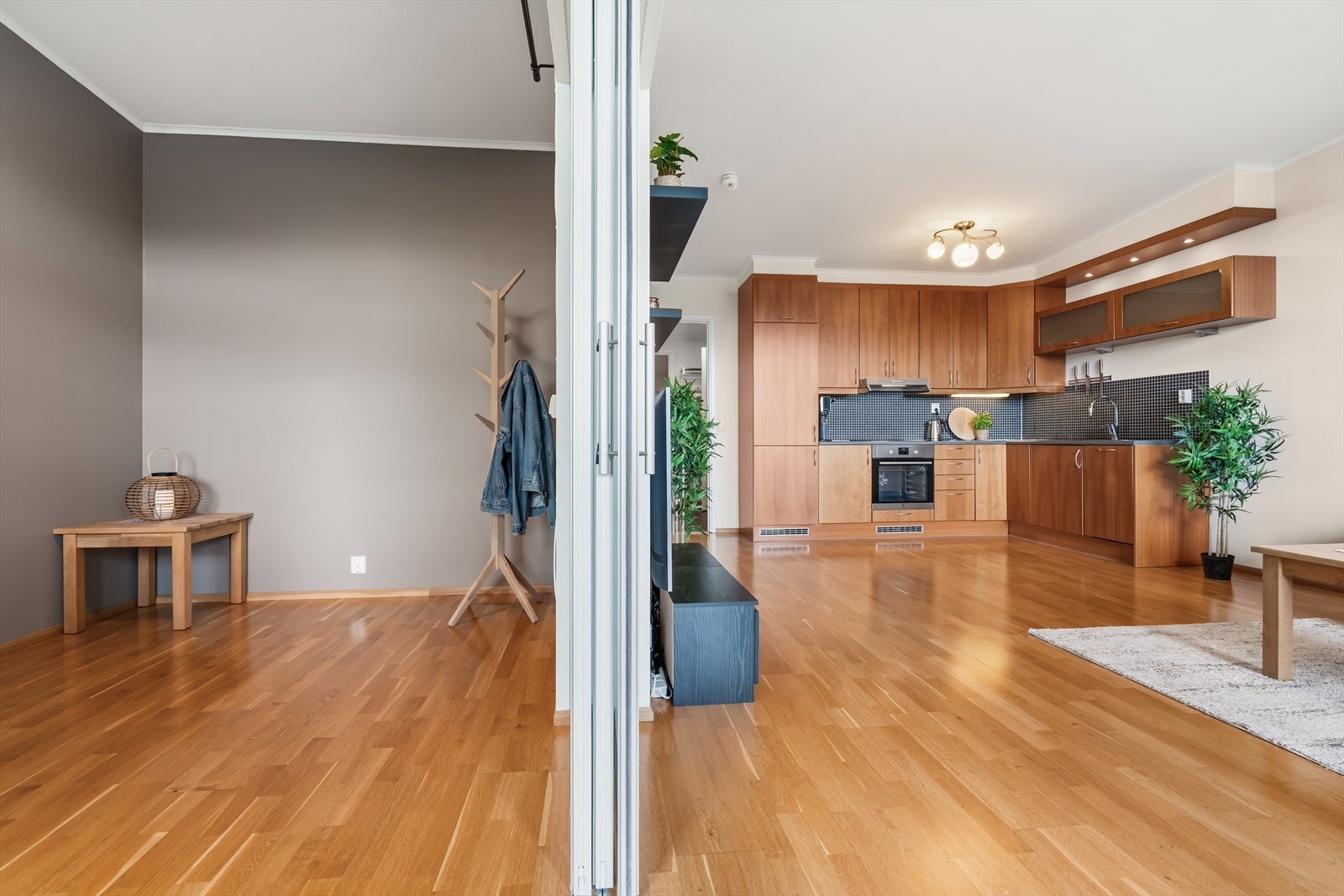 Det ene soverommet har skyvedør fra stuen og er i dag benyttet som hjemmekontor. Galleribilde