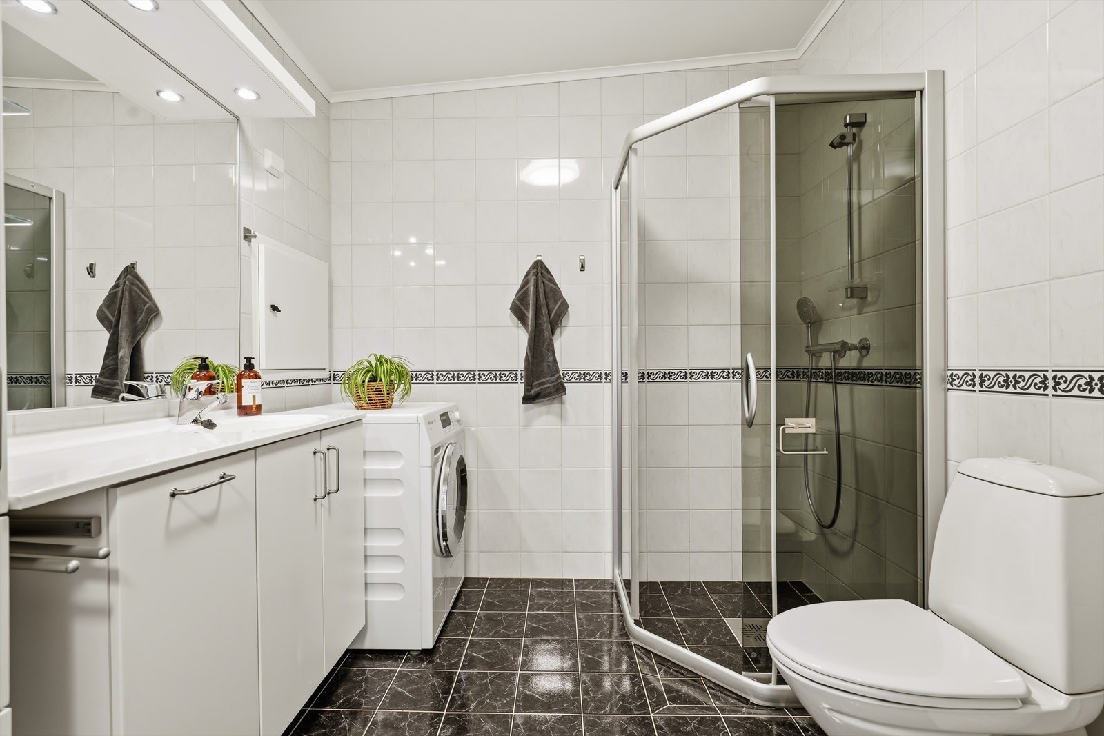 Badet er flislagt med varmekabler. Galleribilde