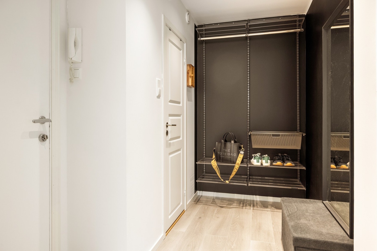 Her er det god plass til oppheng av tøy og plassering av sko. Galleribilde