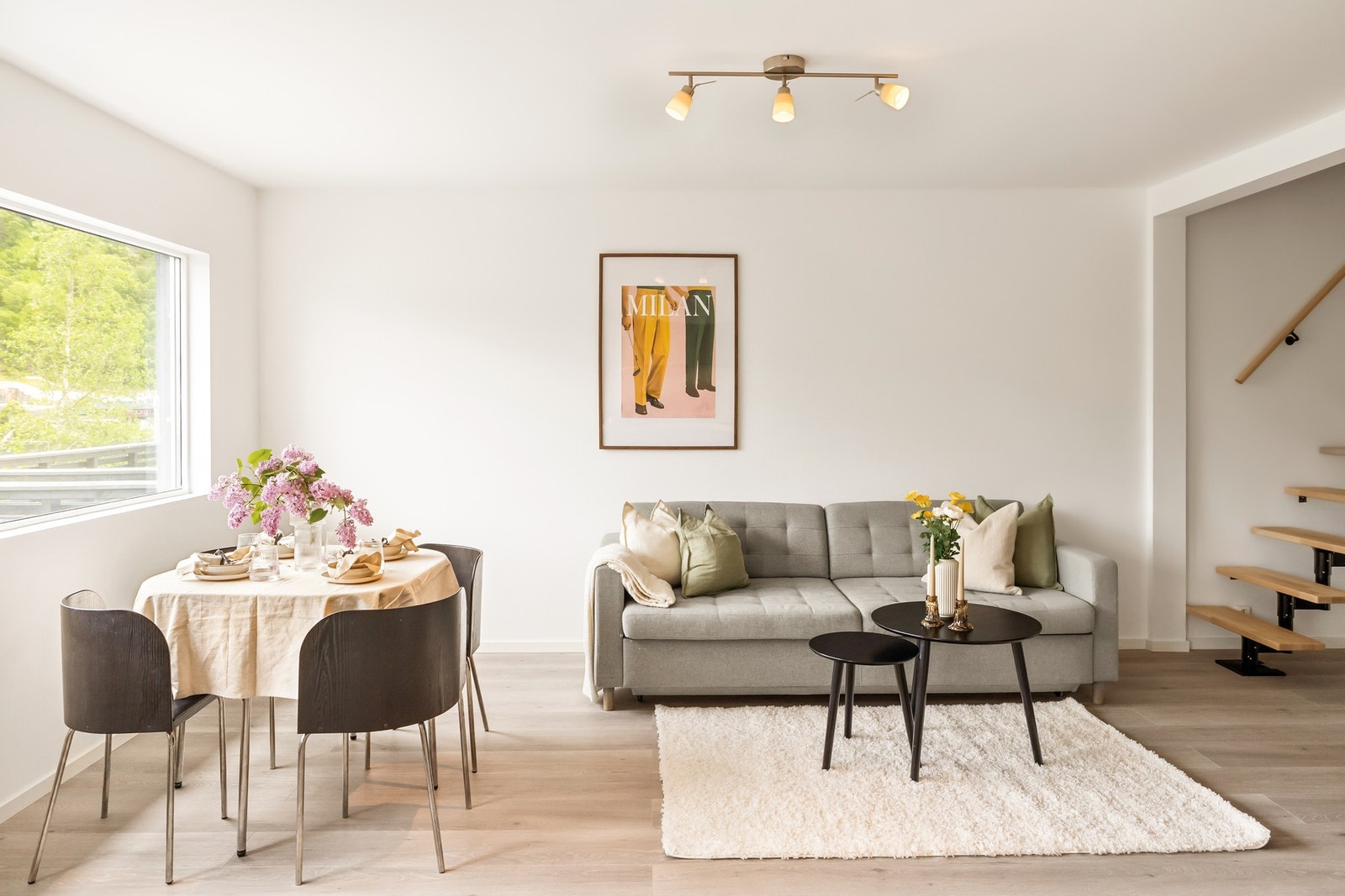 Leiligheten har en gjennomgående 1-stavs laminat. Galleribilde